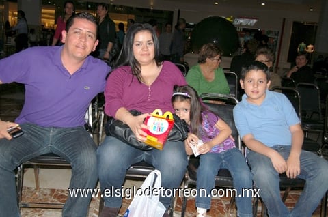 26012012 LUIS  Espinoza, Karla Cerda, Camila y Luis Carlos.
