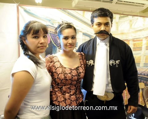 26012012 JUANITA  Gurrola, Aurora Cueto y Jonathan Rubalcaba.