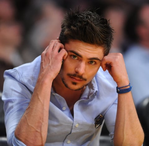 Zac Efron, comenzó a actuar a principios del año 2000 y se hizo famoso gracias a su participación en la película original de Disney Channel, High School Musical, en la serie de Warner Brothers, Summerland y en la adaptación cinematográfica del musical de Broadway, Hairspray.