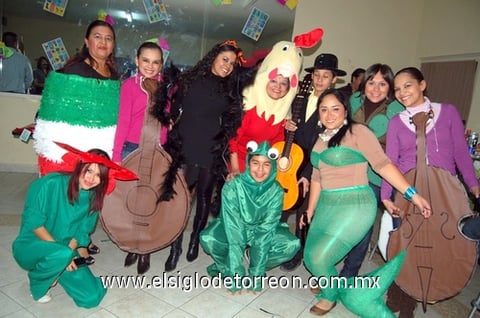 28012012 TERE,  Cheryl, Shirley, Chacis, Mitchel, Estela, Mía, Sheyla, Rebeca y Memo, lucieron sus originales disfraces.