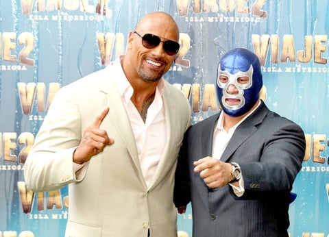 'La Roca'y el luchador mexicano Blue Demon Jr. posaron a su llegada a la alfombra verde.