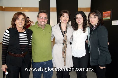 30012012 LA  expositora estuvo acompañada de familiares y amigos.