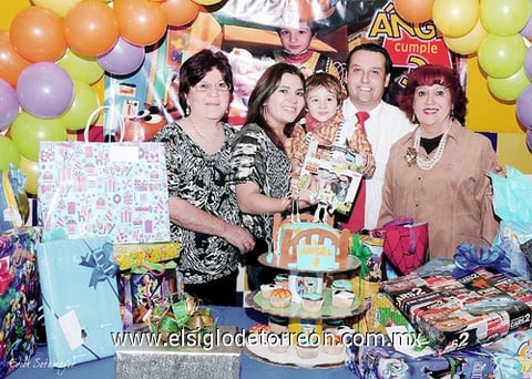 30012012 EL FESTEJADO  al lado de sus abuelitas Gloria María de la Paz de Lara Alvarado y Consuelo Fernández Balbona, asi como sus papás.