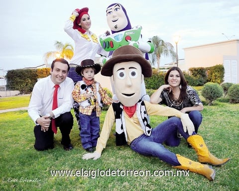 30012012 M.A.E.  Braulio Antonio Cázares Fernández y L.D.C.G. Jenny Guadalupe Barbosa de Lara, junto a su pequeño hijo Ángel.