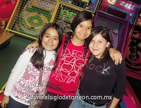 30012012 DANIELA , Denisse y Paulina.