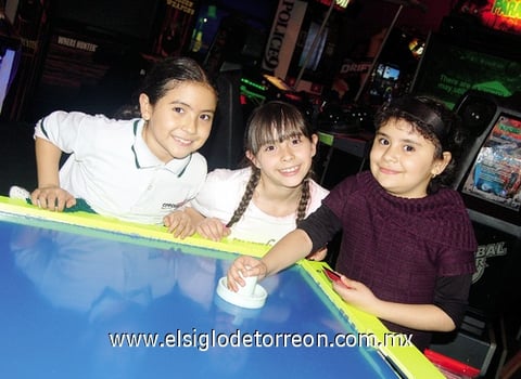 30012012 MóNICA , Alejandra y Vianey.