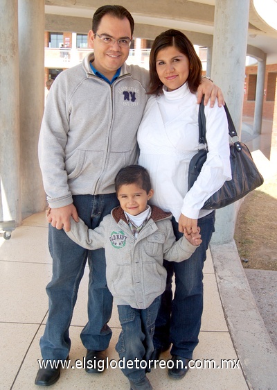 30012012 CARLOS , Carlos Jr. y Martha.