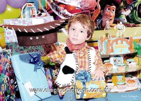 30012012 EL PEQUEñO  Ángel Cázares Barbosa disfrutó de un divertido festejo.- Fotografía de Érick Sotomayor