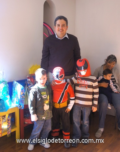 30012012 LUIS MIGUEL  Azpiazu Serrano el día de su quinto cumpleaños junto a su papá Luis Miguel Azpiazu y sus amiguitos Pablo y Eduardo.
