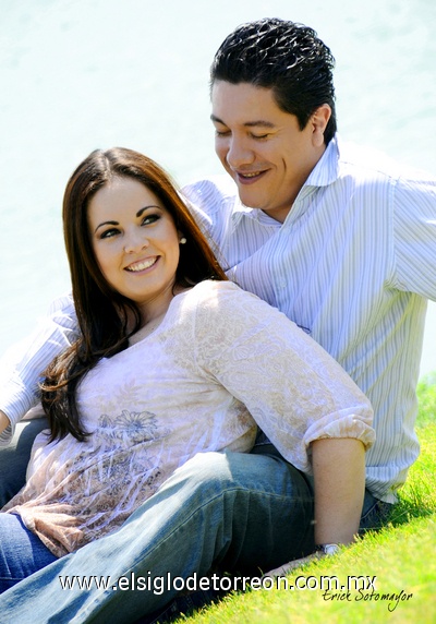 30012012 Juan José García y Annie Sosa captados en fotografía de estudio de Érick Sotomayor.