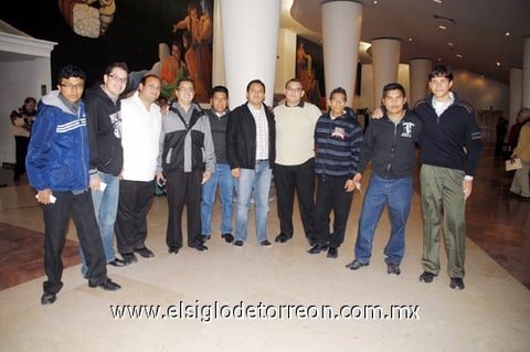 31012012 PADRE  Nelson García y un grupo de seminaristas del Seminario Diocesano de Torreón.