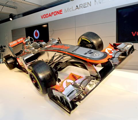 El MP4-27, que luce el color plateado habitual en los McLaren de los últimos años, es una evolución del monoplaza con el que el año pasado la escudería se impuso en seis carreras del Mundial y terminó segunda tanto en la competición individual como de constructores.