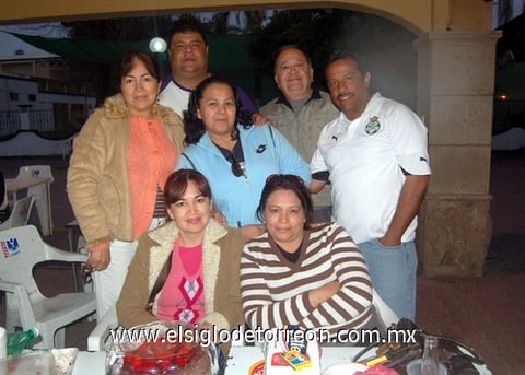 01022012 LUPITA , Vero, Óscar, Paco, Lucy y Bibi festejaron a Alejandro en su cumpleaños.