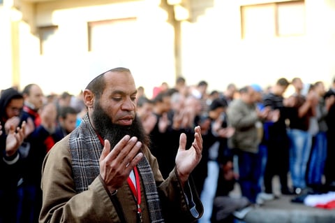 Mientras la tristeza se colaba en las calles poco concurridas de Port Said y los hospitales se vaciaban de heridos, la mayoría de ellos por traumatismos y fracturas, en El Cairo crecían las críticas y los llamamientos a depurar responsabilidades.