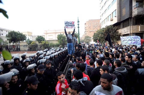 Decenas de seguidores de los dos equipos enfrentados el miércoles se unieron en una marcha junto al estadio y corearon lemas como '¿Dónde está la policía?' o 'Lo importante no es el fútbol, es que somos hermanos'.