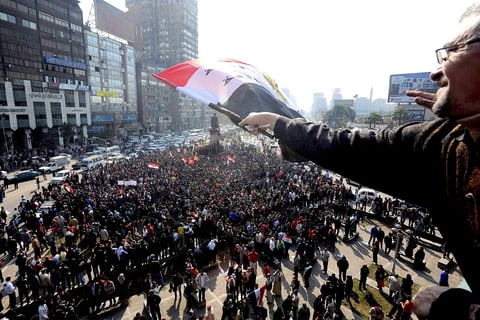 Partidos políticos y activistas egipcios exigieron al Parlamento retirar el voto de confianza al primer ministro Kamal al-Ganzouri, ante la violencia surgida tras un partido de futbol en Port Said, agravando la crisis política.