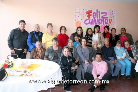 02022012 ELVIRA  Rodríguez Vda. de Zubiate rodeada de sus familiares en su festejo de 100 años de edad.