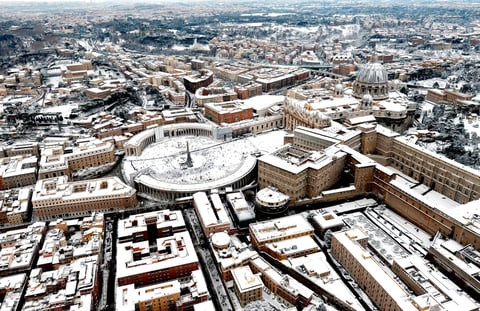 La plaza de San Pedro, en el Vaticano, lució llena de nieve.