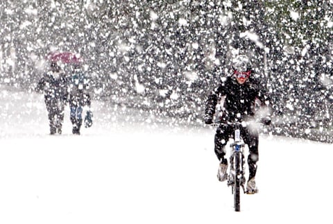 La nieve provocó importantes problemas en la circulación por carretera, ya que afecta a numerosos tramos de autopistas y otras vías, también en el sur del país.