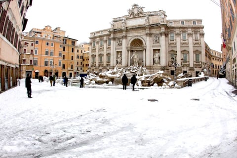 La Fontana di Trevi amaneció cubierta de nieve.