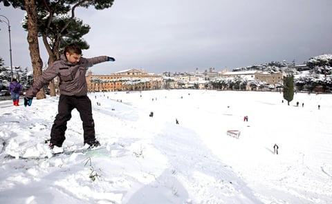 Muchos romanos y turistas aprovecharon el día para visitar la ciudad de un modo poco usual y se dirigieron a la explanada del Circo Massimo y a las inmediaciones del Coliseo para disfrutar de la nieve.