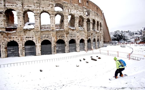 La gran capa de nieve que cubre Italia ha sido aprovechada para salir a divertirse.