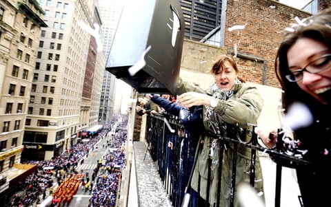 El “baño” de confeti se inició en Battery Place en el Bajo Manhattan para culminar en el Parque de la Alcaldía, donde el mandatario local entregó las llaves de la ciudad al equipo dirigido por el coach Tom Coughlin.