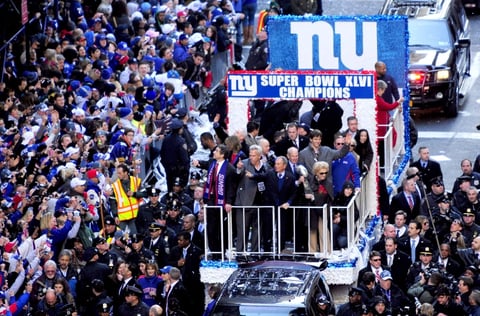 Las calles de Nueva York se tiñeron de color azul y blanco con el desfile de la victoria de los Gigantes en el Super Bowl.