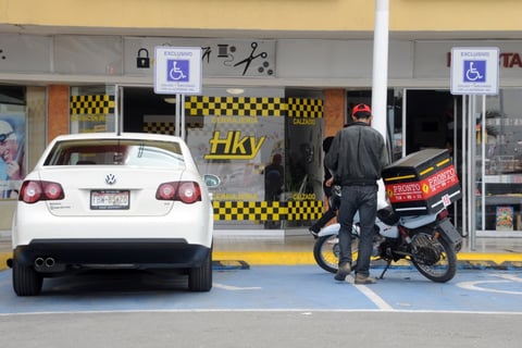 Estacionarse en áreas exclusivas viola los derechos de terceros.