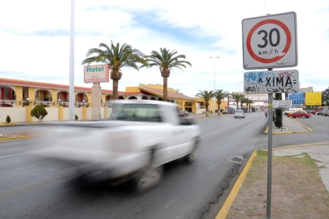 Circular a altas velocidades pone en peligro la vida de los conductores.