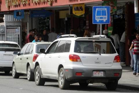 Estacionarse en zonas prohibidas entorpece el flujo vehicular.