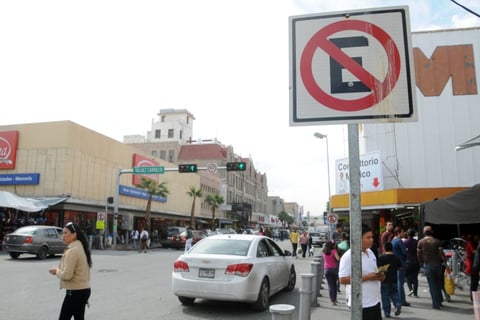 Colocarse en sitios prohibidos limita el transito de los peatones.