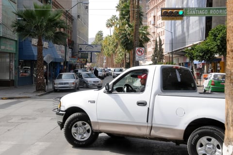 Omitir señalamientos viales ocasiona conflictos en el tráfico.