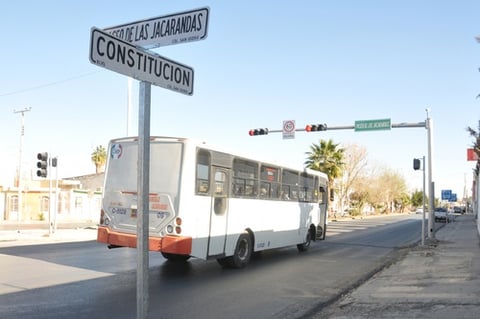 Camiones que circulan sin respetar semáforos ni señalamientos viales, exponiendo a los pasajeros.
