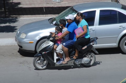Transportar a más personas en motocileta y no portar casco pone en peligro la integridad del conductor.