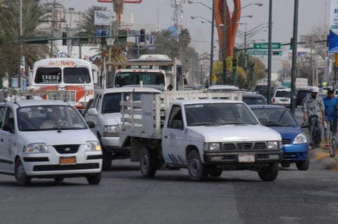 Realizar vueltas en dos o más carriles puede causar graves accidentes.
