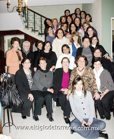 08022012 CHARO  y su grupo de amistades con quienes celebró su cumpleaños.