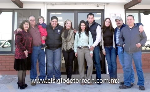 09022012 FAMILIA  Corral en apertura de remodelación de Corvi alimentos.