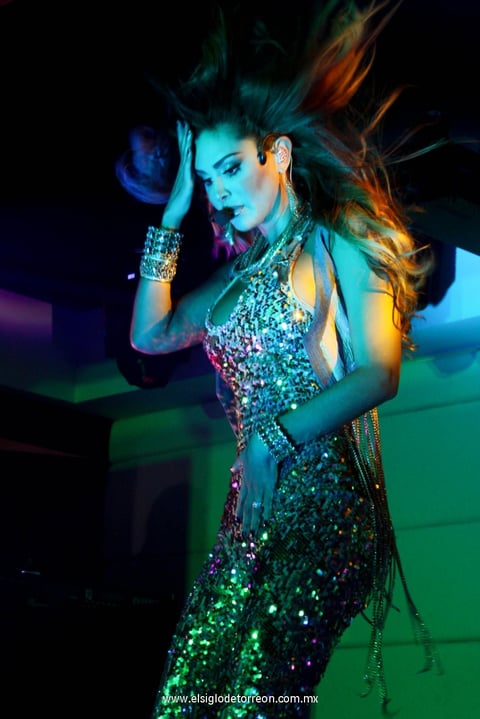 Durante el show, Ninel utilizó seis cambios de vestuario.