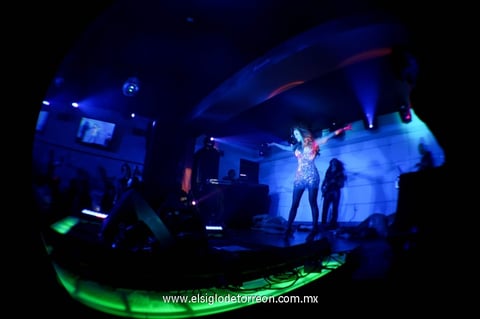 'El Bombón Asesino' una vez más deleitó a los laguneros. La actriz y cantante se presentó con éxito la noche en un antro de la región.