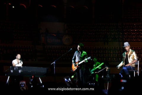 Miles de gargantas corearon 'Coleccionista de canciones'.