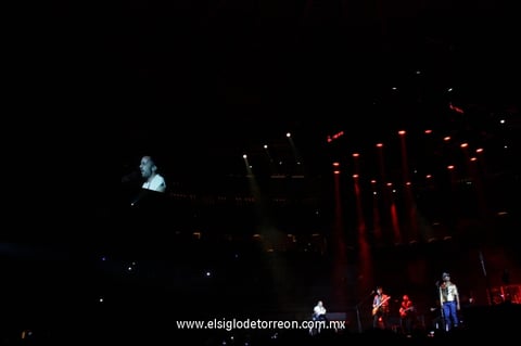 Tras dar la bienvenida al concierto, el trío cautivó a enamorados con “Abrázame” y “Bésame”.
