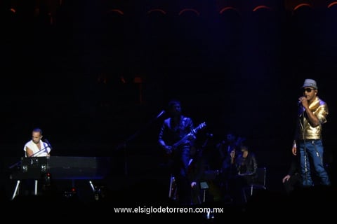 Ataviados en sus singulares atuendos, la noche siguió con “Dejarte de Amar” y “Entre tus Alas” robando suspiros de cientos de jovencitas.