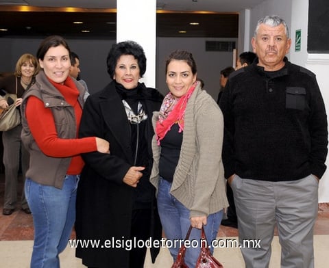 11022012 GUADALUPE  Partida, doña Martha Ayala, Claudia Partida y Francisco Ayala Martínez.