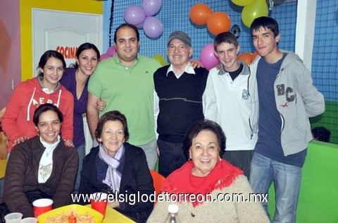 10022012 FAMILIARES  y amigos estuvieron presentes durante el festejo.