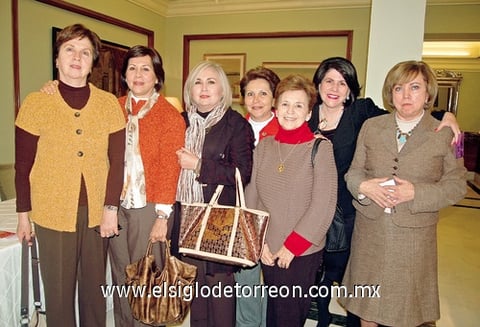 13022012 MARíA  Elena, Lu Villegas y María Teresa Mora.