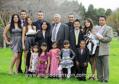 13022012 FEDERICO  Castañeda Barrientos y Cecilia Sonora de Castañeda acompañados por por sus hijos y nietos en reciente convivio familiar.
