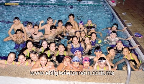 13022012 EQUIPO  de natación, poco antes de iniciar su entrenamiento.