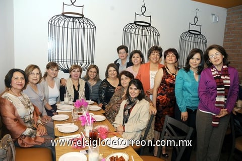 13022012 GRUPO  de damas reunidas en un restaurante.