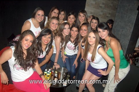 13022012 KAREN  Verdeja en su despedida de soltera junto a un grupo de amigas.